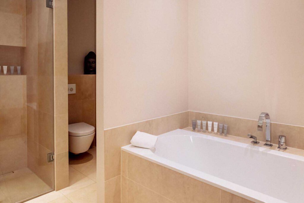 Badezimmer des Executive Apartment 2 Bedrooms in den The Wellem Residences in Düsseldorf