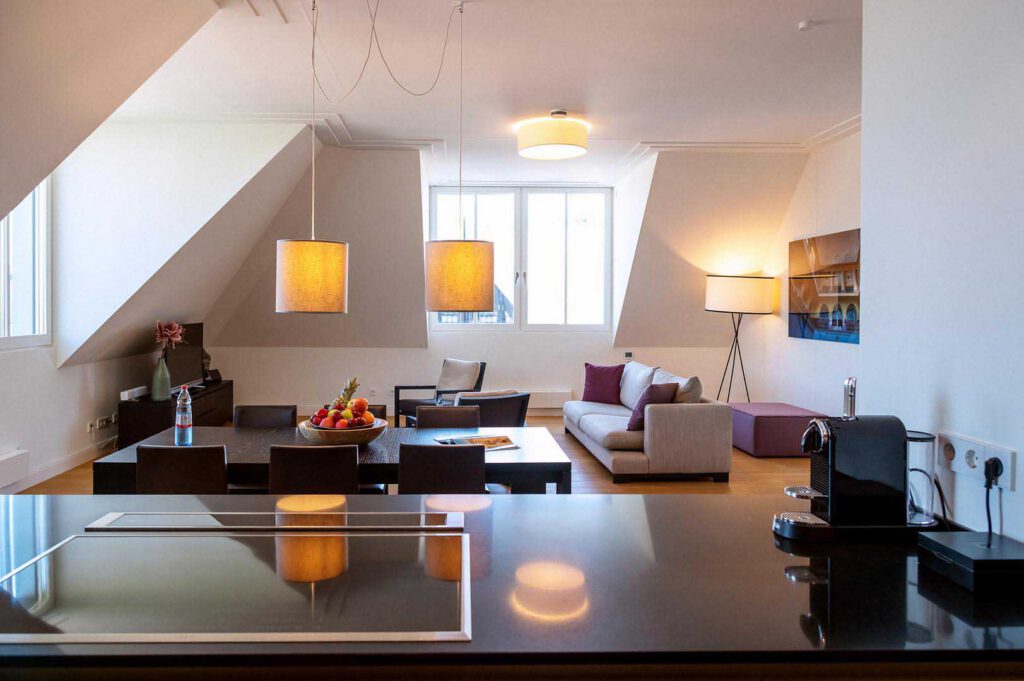 Wohnzimmer, Esszimmer und Küche des Executive Penthouse 2 Bedrooms in den The Wellem Residences in Düsseldorf