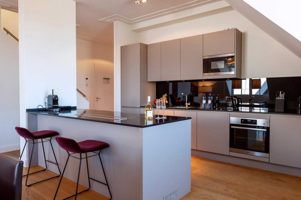 Wohnzimmer, Esszimmer und Küche des Executive Penthouse 2 Bedrooms in den The Wellem Residences in Düsseldorf