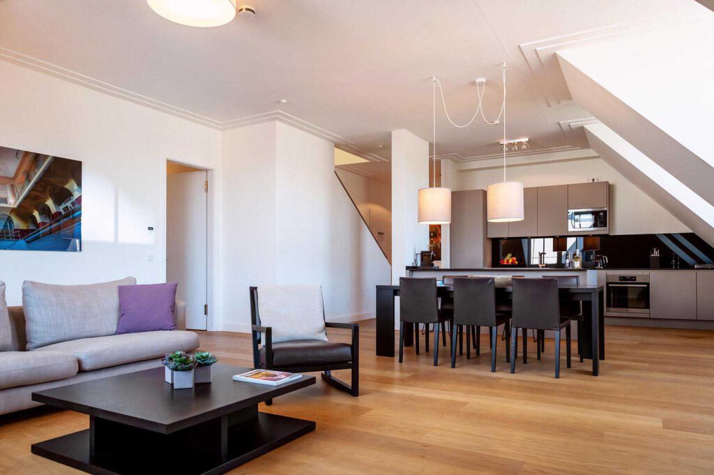 Wohnzimmer, Esszimmer und Küche des Executive Penthouse 2 Bedrooms in den The Wellem Residences in Düsseldorf