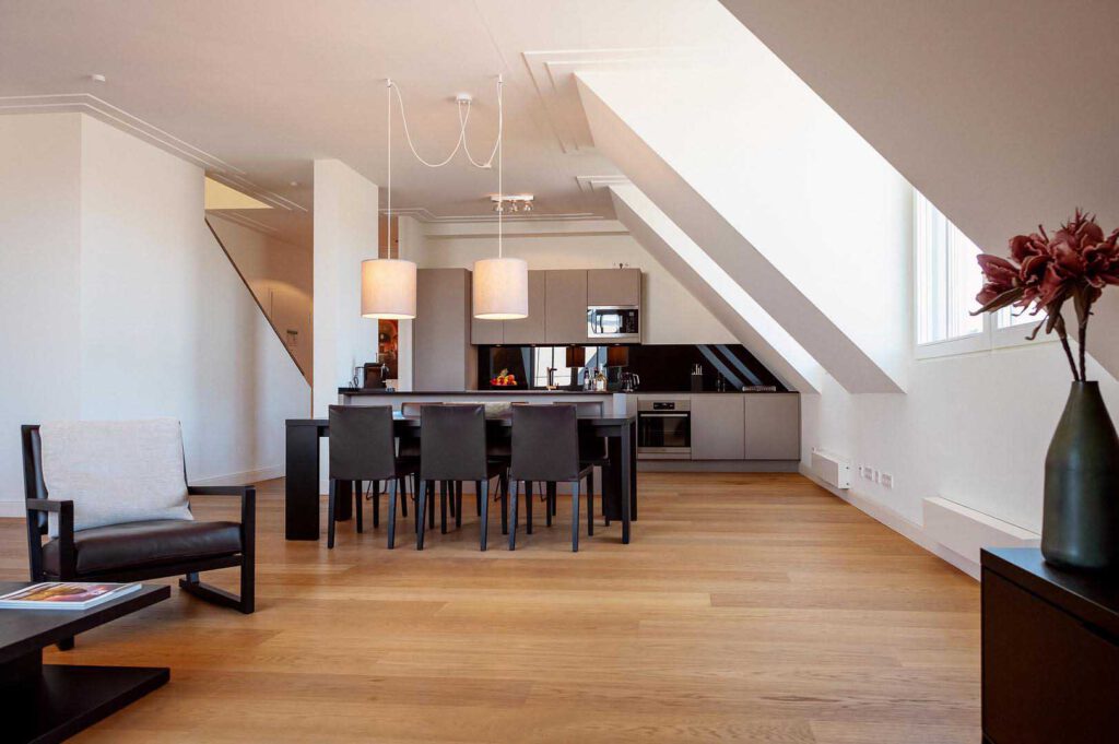 Wohnzimmer, Esszimmer und Küche des Executive Penthouse 2 Bedrooms in den The Wellem Residences in Düsseldorf