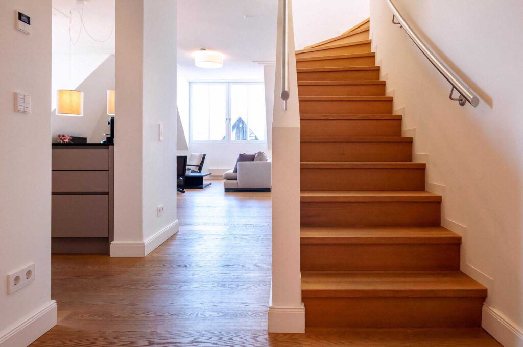 Wohnzimmer, Esszimmer und Küche des Executive Penthouse 2 Bedrooms in den The Wellem Residences in Düsseldorf