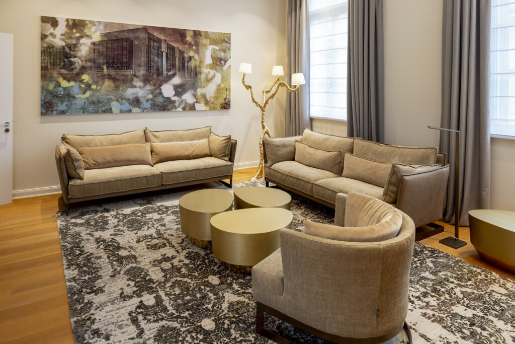 Wohnzimmer der Heritage Suite im Hotel The Wellem Düsseldorf